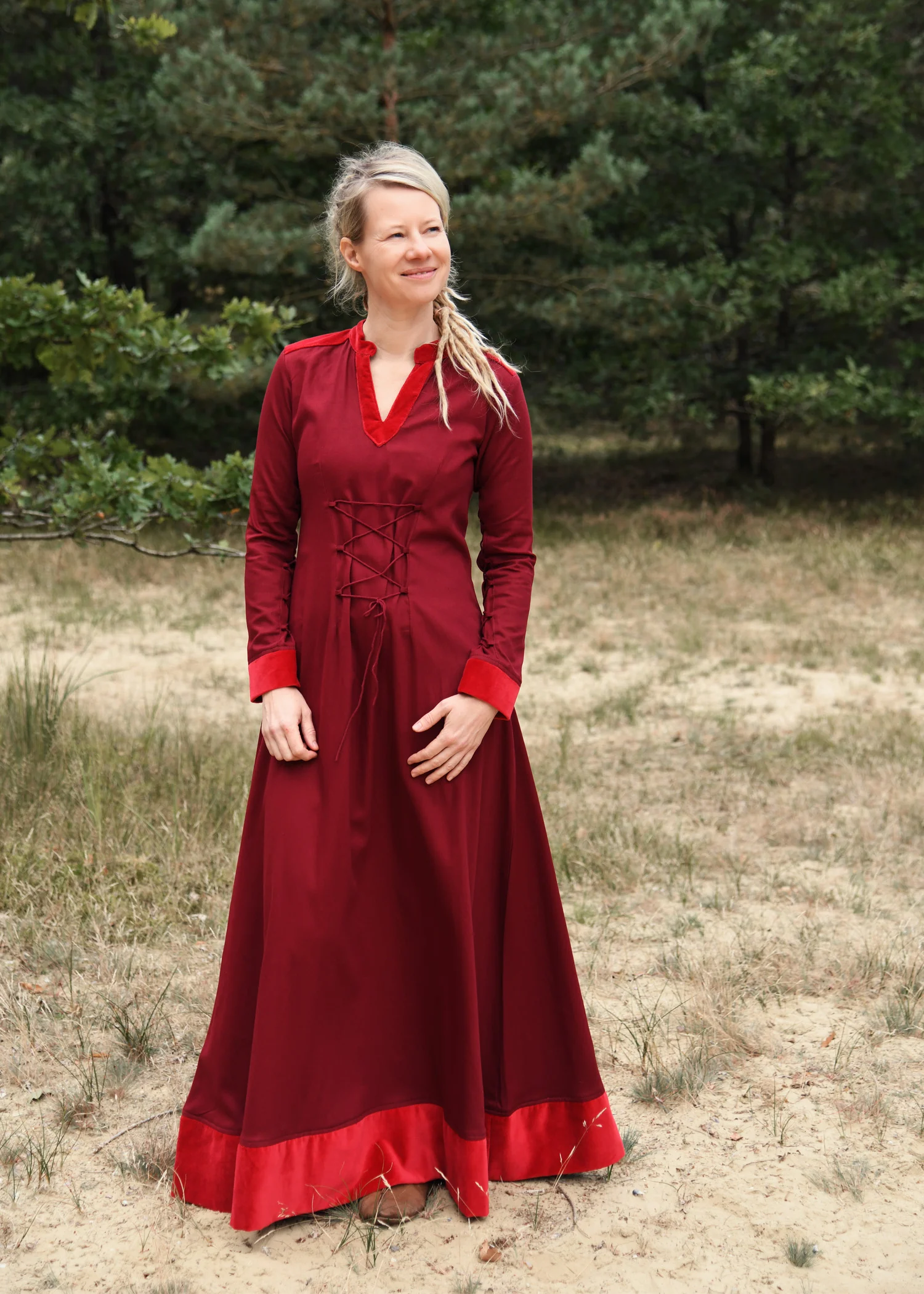 Mittelalterkleid Meira mit Samt-Details, weinrot
