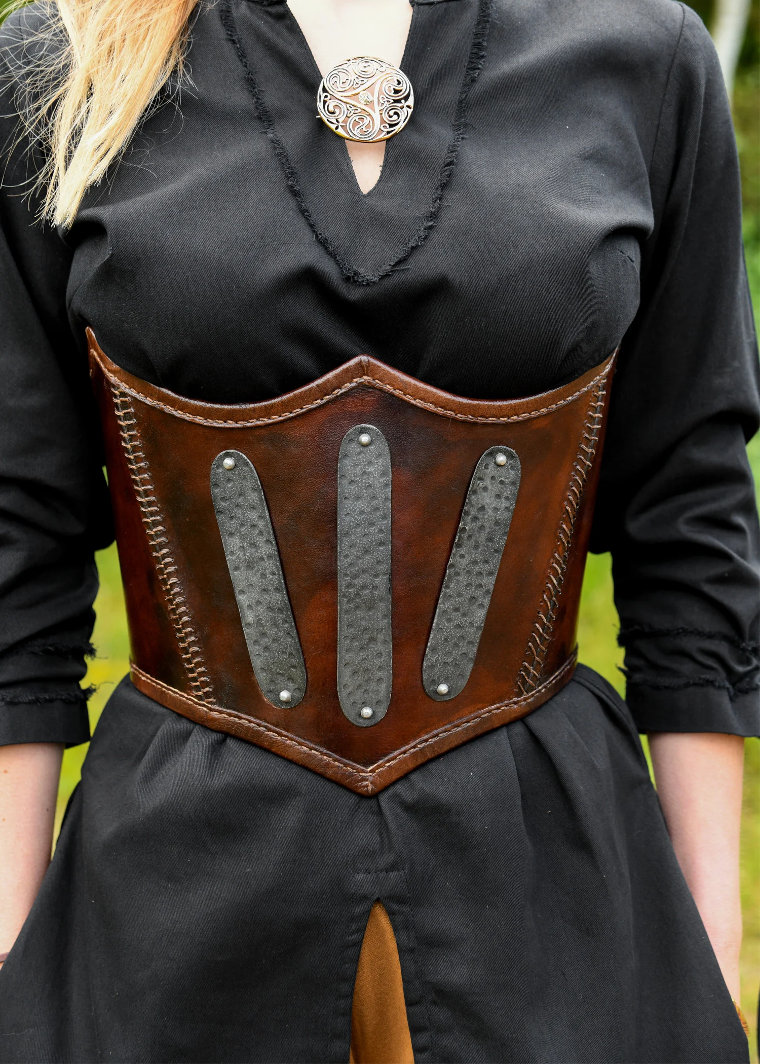 Unterbrust-Lederrüstung mit Metalldetails, braun